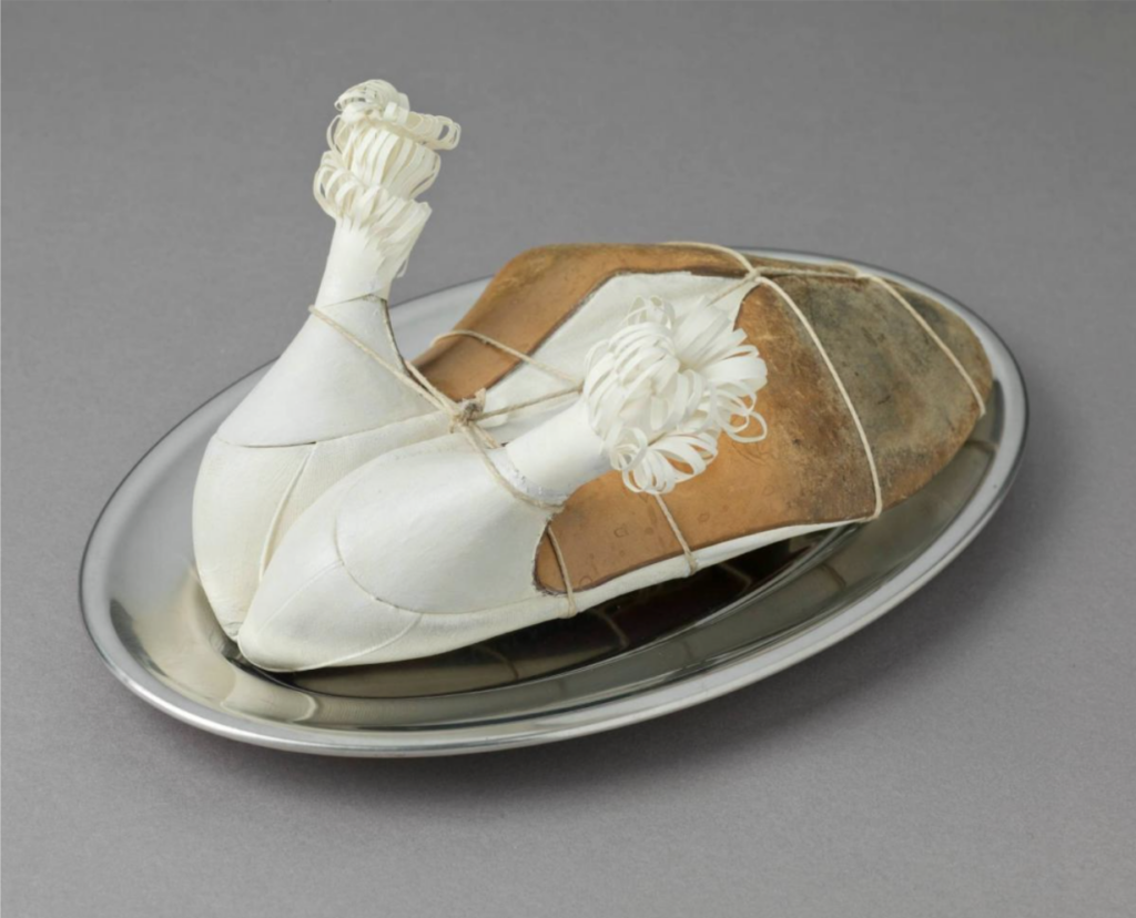 Le nature morte raccontano la vita delle società - Meret Oppenheim, "Min gouvernant", 1936/1967, metallo, scarpe, spago, carta, Moderna Museets, Stoccolma.<br />
