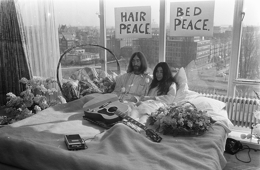 La battaglia tra lavoro e riposo - John Lennon e Yoko Ono al primo giorno del loro bed-in ad Amsterdam.<br />
Credits: Eric Koch / Anefo.