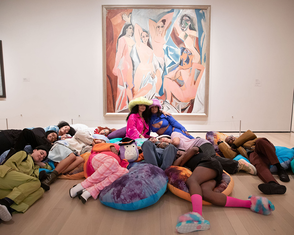 La battaglia tra lavoro e riposo -  Black Power Naps, performance al MoMA di New York, 2023.<br />
Credits: Julieta Cervantes. Immagine digitale ©️ 2023 The Museum of Modern Art.<br />
