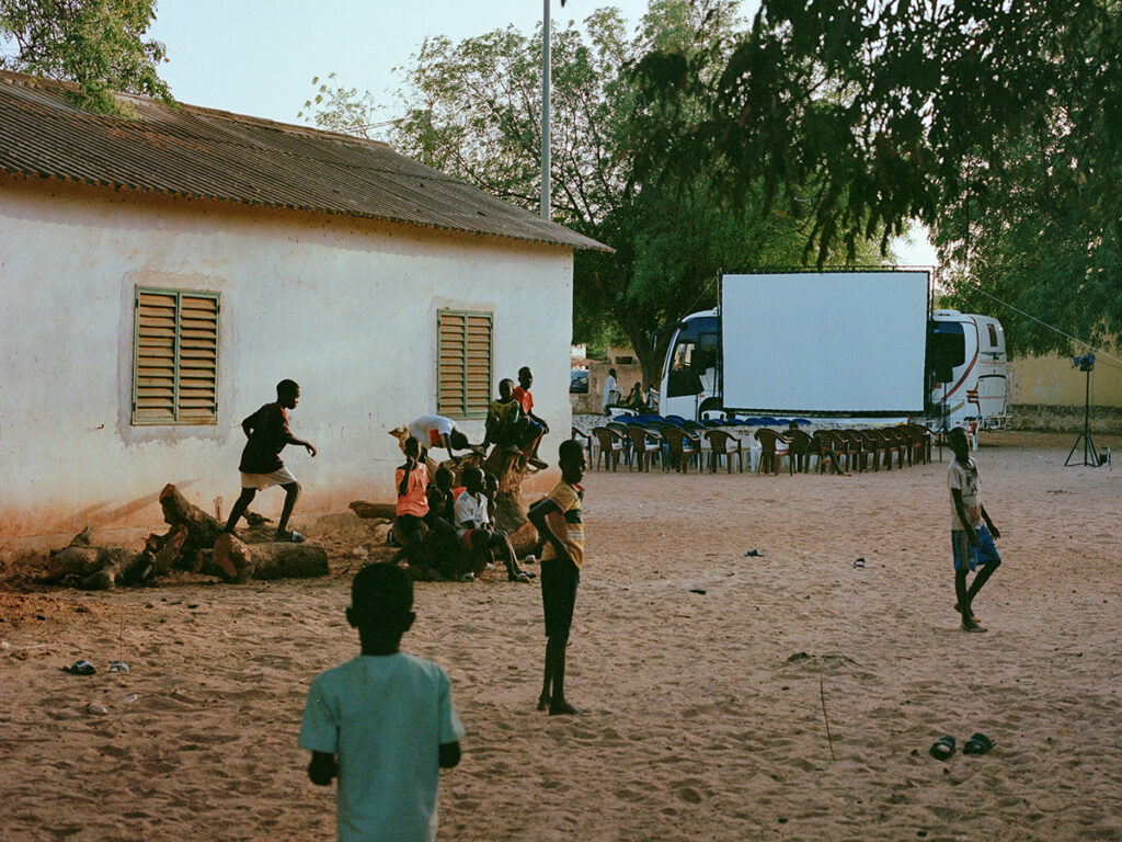 Senegal: partire o restare - Aspettando il tramonto per la proiezione a Merina Dakar, Senegal (aprile 2024).