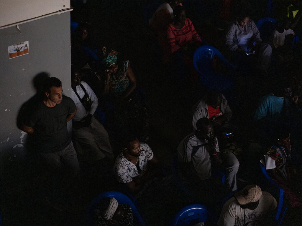 Senegal: partire o restare - Matteo Garrone osserva le reazioni al suo film durante la proiezione al Complexe culturel Leopold Sedar Sengor di Pikine, Senegal (aprile 2024).<br />
