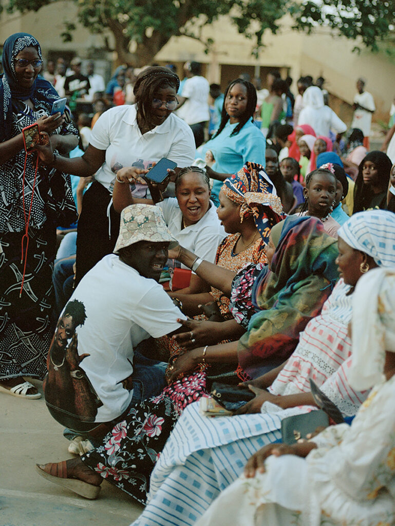 Senegal: partire o restare -  Seydou Sarr, l’attore protagonista del film, riceve un’accoglienza da eroe nel suo vecchio liceo. Seydou non aveva mai recitato prima di essere scelto per la parte. A settembre 2023 ha ricevuto il premio Marcello Mastroianni come migliore attore emergente al Festival del Cinema di Venezia. Thies, Senegal (aprile 2024)<br />
