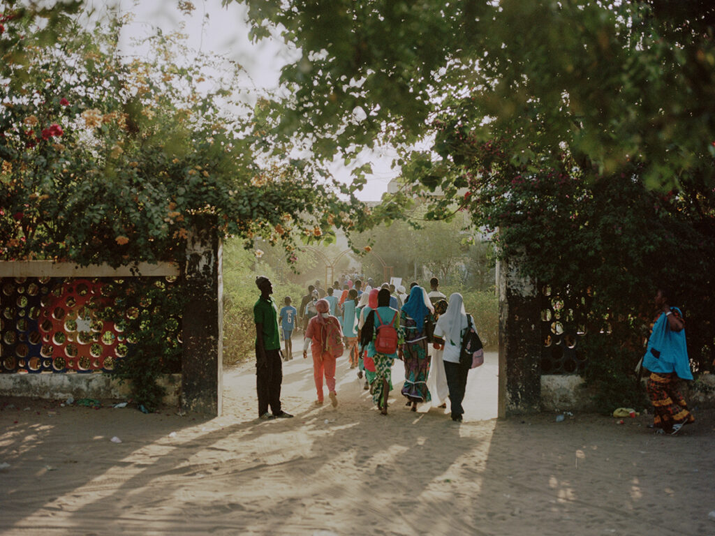 Senegal: partire o restare - Ingresso al Liceo Ahmadou Ndack Sent, dove è cresciuto Seydou Sarr. Thies, Senegal (aprile 2024).<br />
