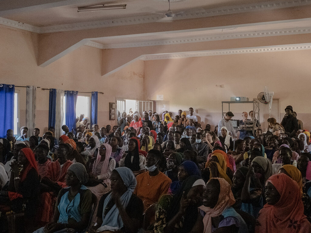 Senegal: partire o restare - Studenti riempiono la sala del Lycée Ahmadou Ndack Sent per la proiezione di "Io Capitano". Ogni proiezione è seguita da un dibattito sulla migrazione. Thies, Senegal (aprile 2024) .