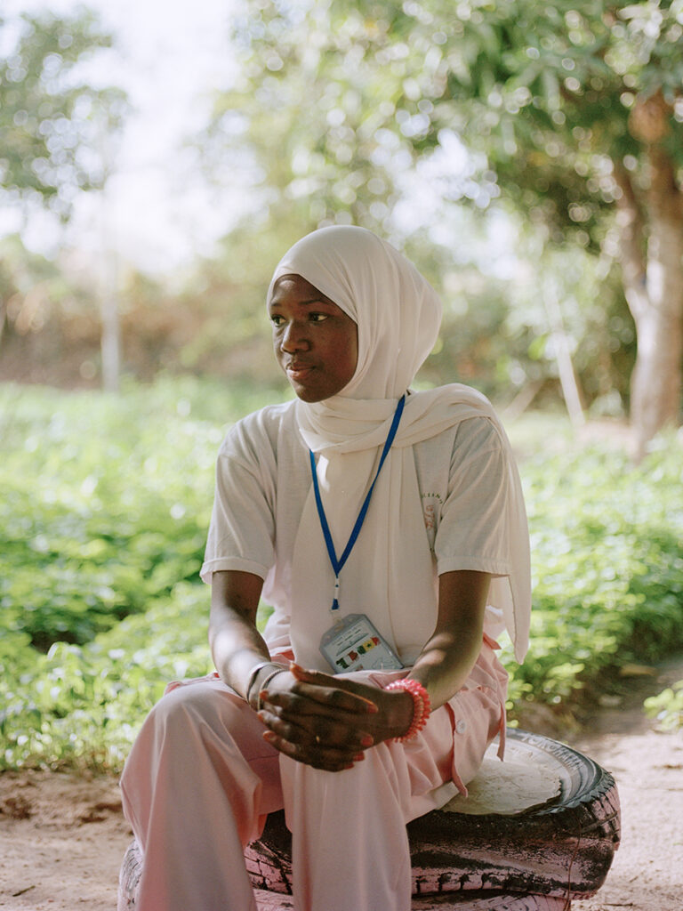 Senegal: partire o restare - Hapsatou Diallo è una studentessa del Lycée Ahmadou Ndack Sent di Thies. Da grande vuole diventare poliziotta. Crede che il futuro del Senegal dipenda dalla sua generazione e teme che siano troppo pochi quelli che resteranno a governare il Paese. Thies, Senegal (aprile 2024).<br />
