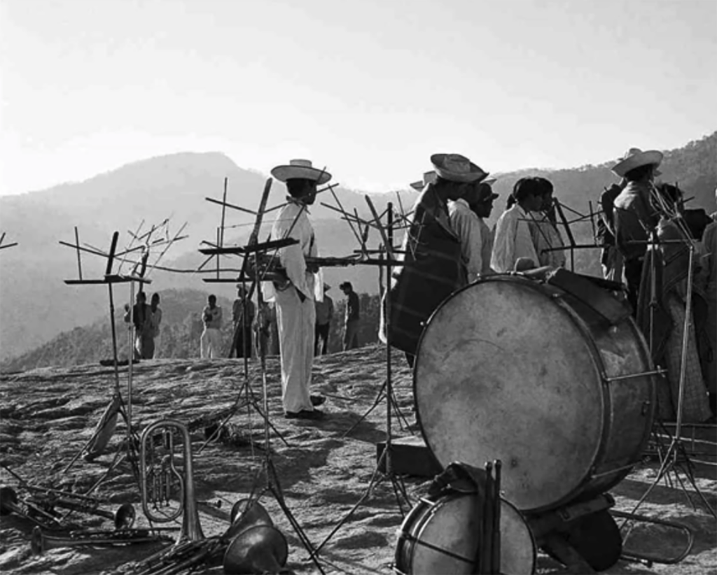 PIACERI SCONOSCIUTI 11 - Strumenti musicali e spettatori a Tlahuitoltepec, Oaxaca, 1955 (foto di Juan Rulfo).