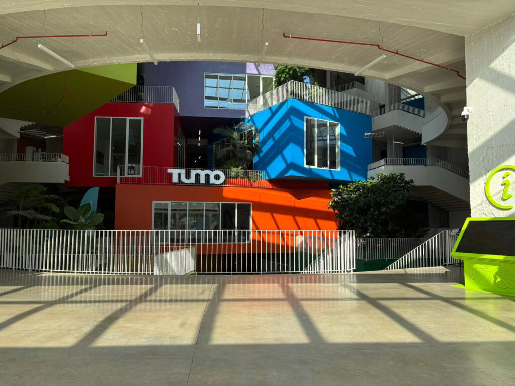 Tirana è il futuro di Milano - I parallelepipedi colorati che ospitano attività commerciali e uffici attorno alla Piramide di Hoxha. Foto di: Lucia Tozzi