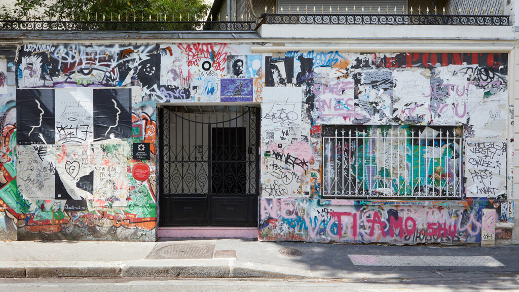 Quel che resta di Serge Gainsbourg - "Façade du 5 bis rue de Verneuil" © Alexis Raimbault pour la Maison Gainsbourg, 2023