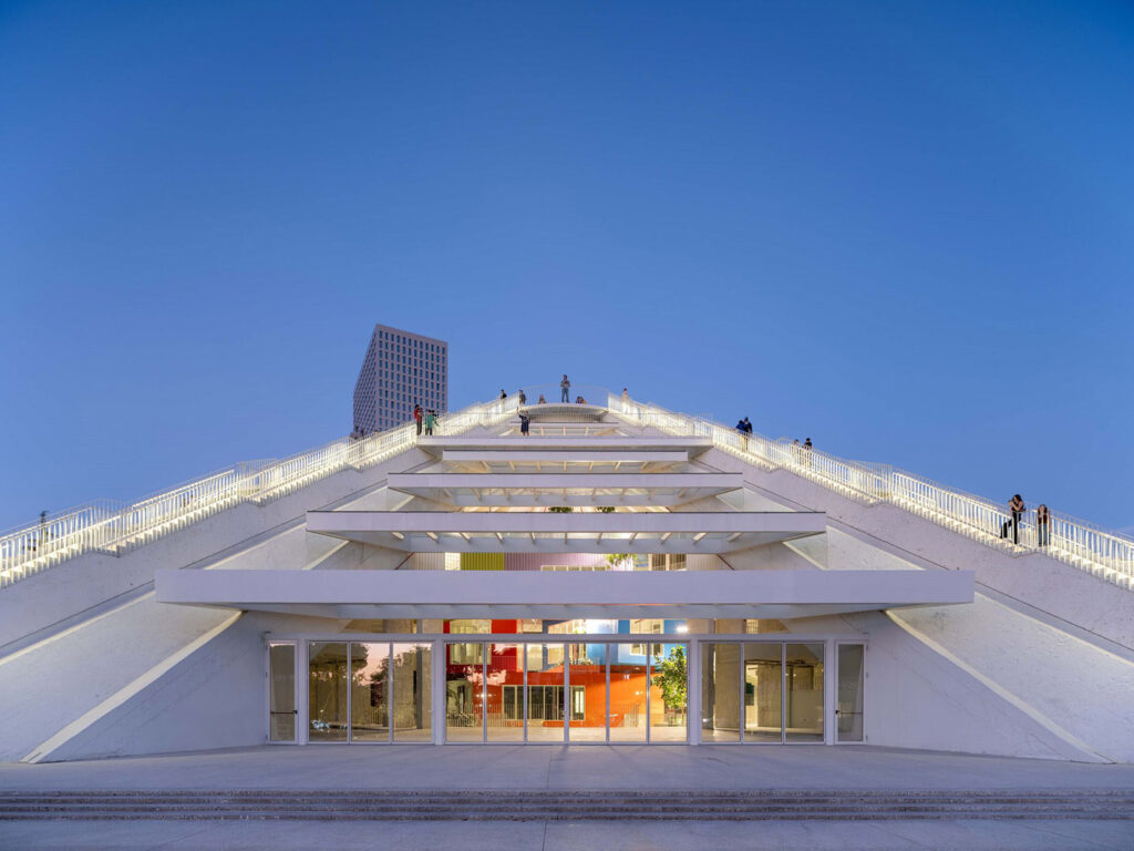 Tirana è il futuro di Milano - Piramide di Hoxha (foto di: Ossip van Duivenbode)