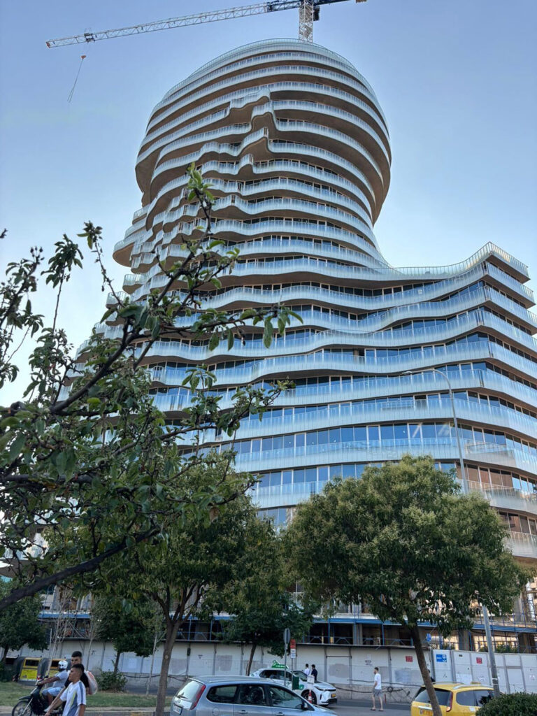 Tirana è il futuro di Milano - Skanderbeg Building (foto di Lucia Tozzi)