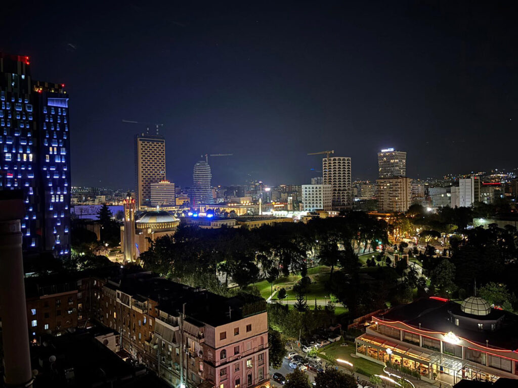 Tirana è il futuro di Milano - Vista notturna dello skyline di Tirana (foto di Lucia Tozzi)