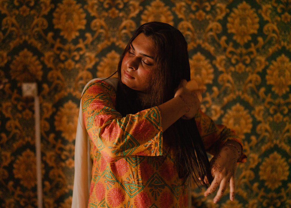 Essere donna in Pakistan - Aradya Khan, attivista transgender di 25 anni, è una delle promotrici della “Sindh Moorat March”, manifestazione per l’uguaglianza di genere giunta alla terza edizione nel 2024. Membro della GIA (Gender Interactive Alliance), studia giornalismo – ma molti suoi compagni di corso non la accettano in quanto transgender – e da anni è coinvolta nelle battaglie per i diritti transgender, nonostante le resistenze familiari. La sua famiglia allargata le ha chiesto di lasciare casa qualche anno fa da allora non hanno rapporti. Vive con sua madre, ma non escono mai insieme per evitare sguardi e giudizi. Karachi, Pakistan, 19 aprile 2024. 