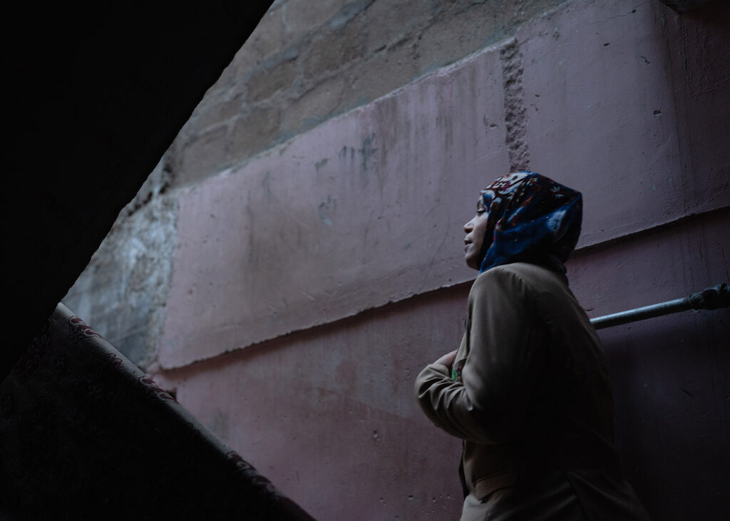Essere donna in Pakistan - Summaya, 28 anni, ex soldatessa e allenatrice di boxe. Ha iniziato a boxare all’età di 18 anni perché si sentiva “troppo debole e innocente”. Anche le sue quattro sorelle minori praticano la boxe, nonostante il parere contrario del fratello. Karachi, Pakistan, 18 aprile 2024.