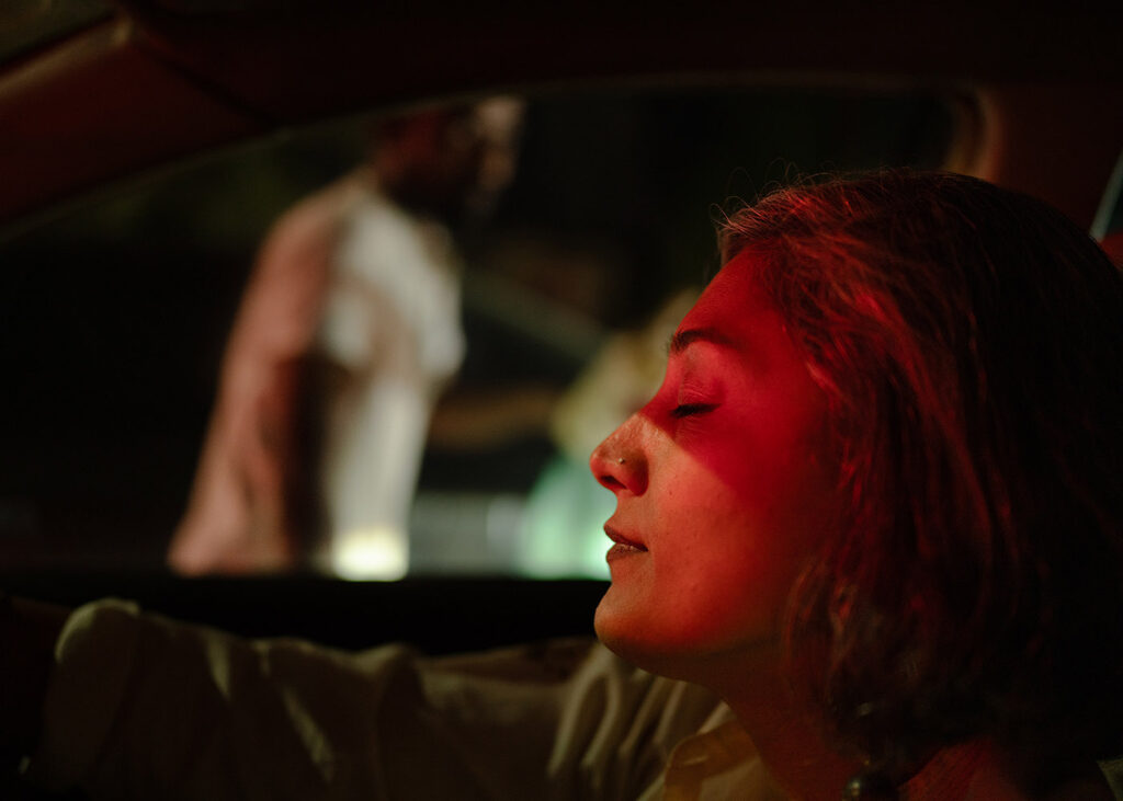 Essere donna in Pakistan - Somayeh Bardai in macchina, diretta al Commons Festival di Karachi per festeggiare la fine del Ramadan. Somayeh è CEO della ONG RLCC, che offre alle donne delle campagne la possibilità di frequentare corsi professionali, promuovendo l’indipendenza economica. Pakistan, 9 aprile 2024. 