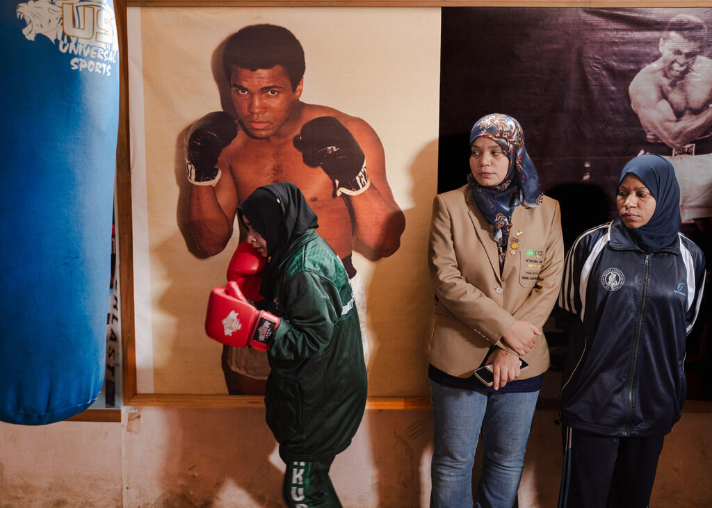 Essere donna in Pakistan - Ragazze boxano a Lyari, una delle zone più pericolose di Karachi, oggi centro di inclusione e multiculturalismo. Karachi, Pakistan, 18 aprile 2024.
