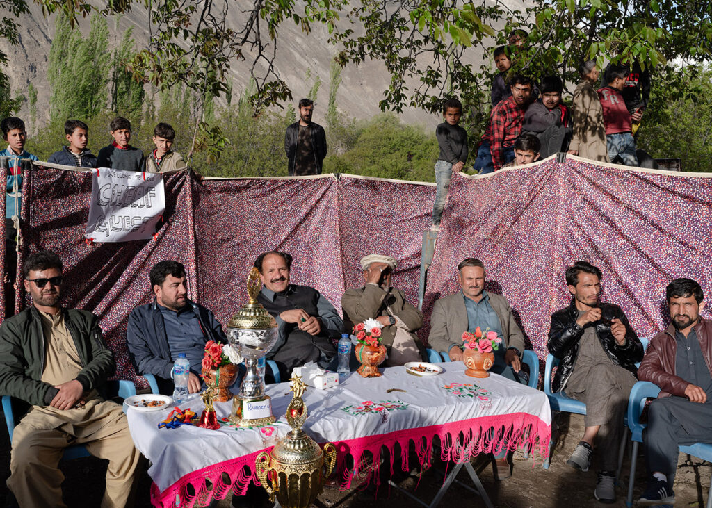 Essere donna in Pakistan - Pubblico assiste alla finale della Coppa di Pallavolo di Nagar. Nagar, Gilgilt Baltistan, Pakistan, 5 maggio 2024. 