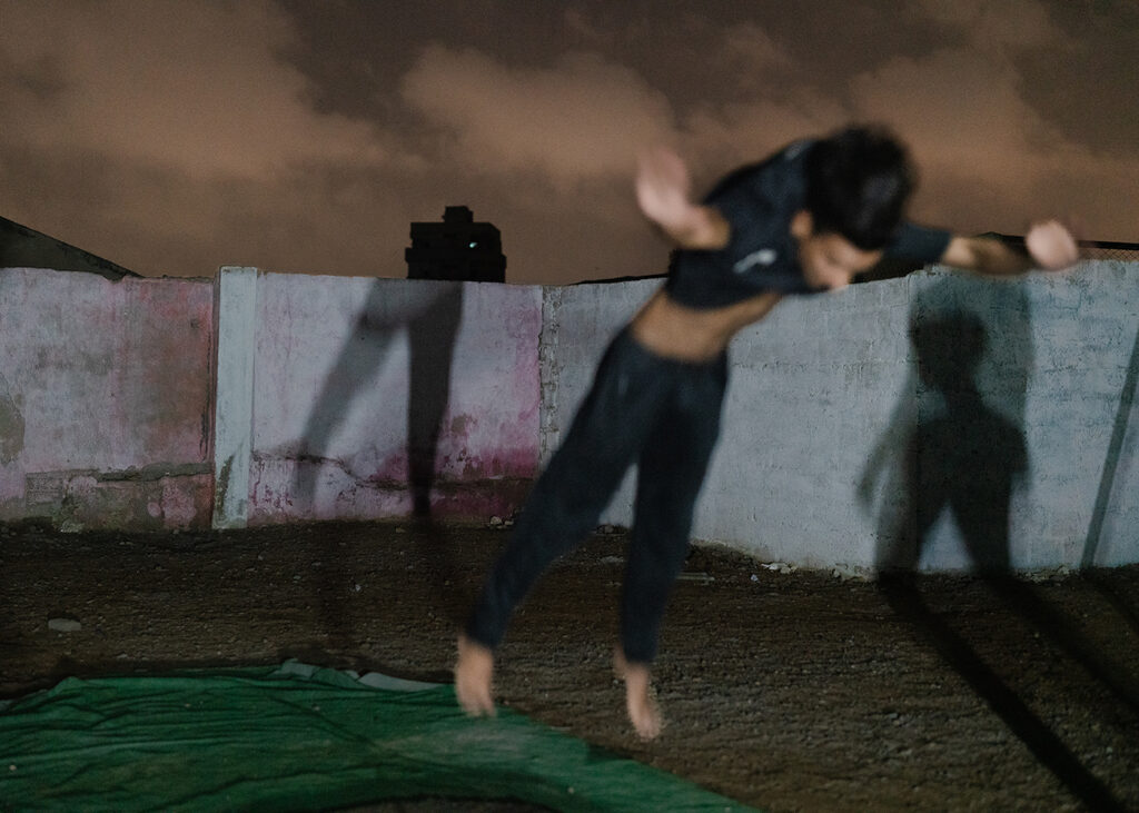Essere donna in Pakistan - Alaisha Said, 14 anni, si allena all’aria aperta a Lyari. Il centro di allenamento è stato fondato da Barkat, atleta di fama nazionale che, dopo aver molto faticato per raggiungere i suoi obiettivi sportivi, ha deciso di offrire possibilità migliori alle atlete della regione. Alaisha pratica la ginnastica sin dall'infanzia. Lyari, Karachi, Pakistan, 18 aprile 2024. 