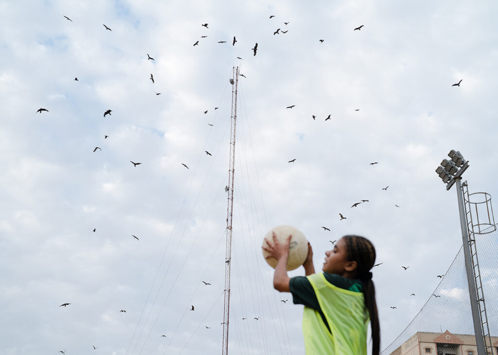 Essere donna in Pakistan - Una ragazza di Lyari gioca a calcio. Karachi, Pakistan, 17 aprile 2024.