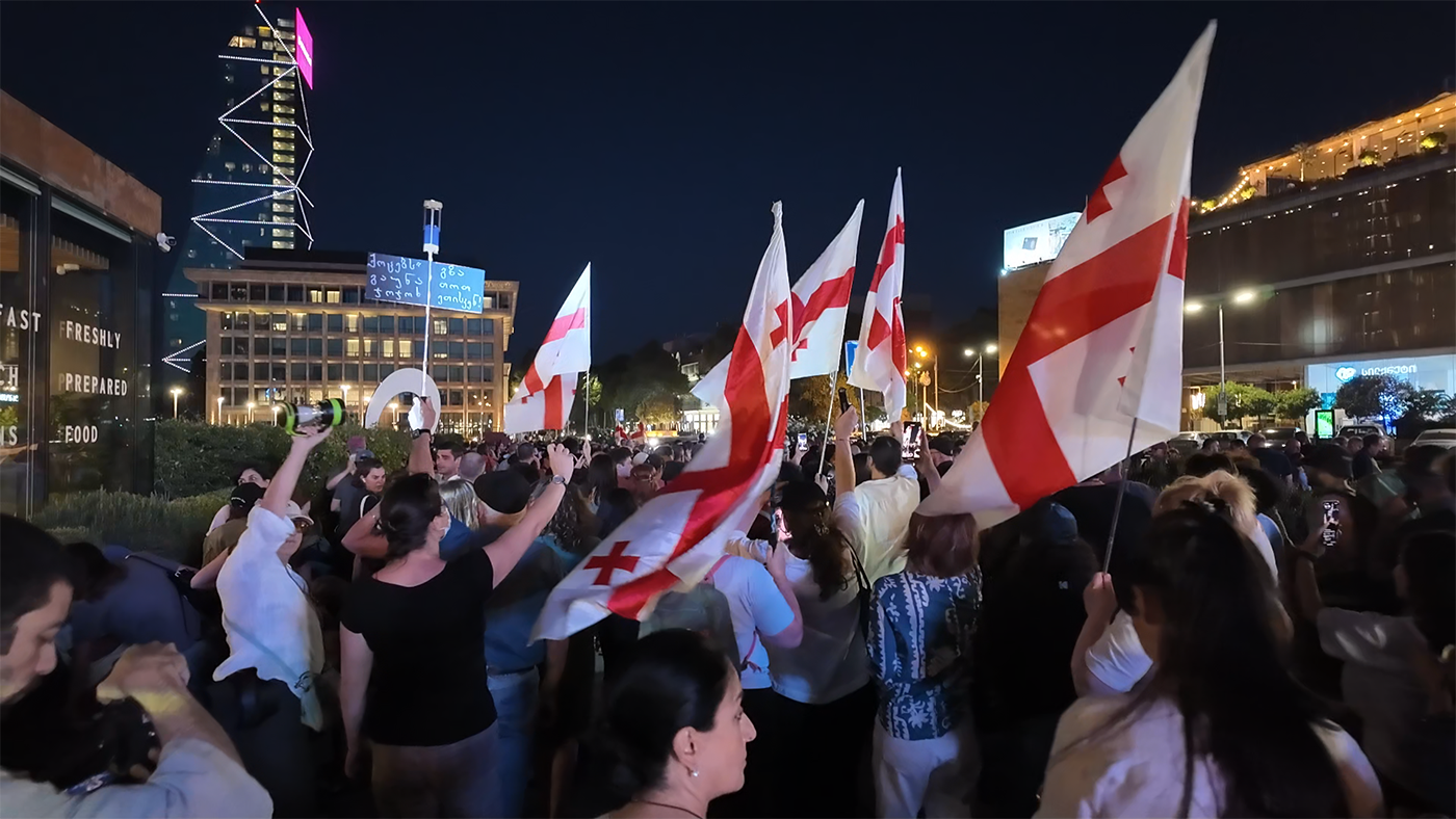 2025/09/La-manifestazione-parte-da-Piazza-delle-Rose-a-Tblisi.png