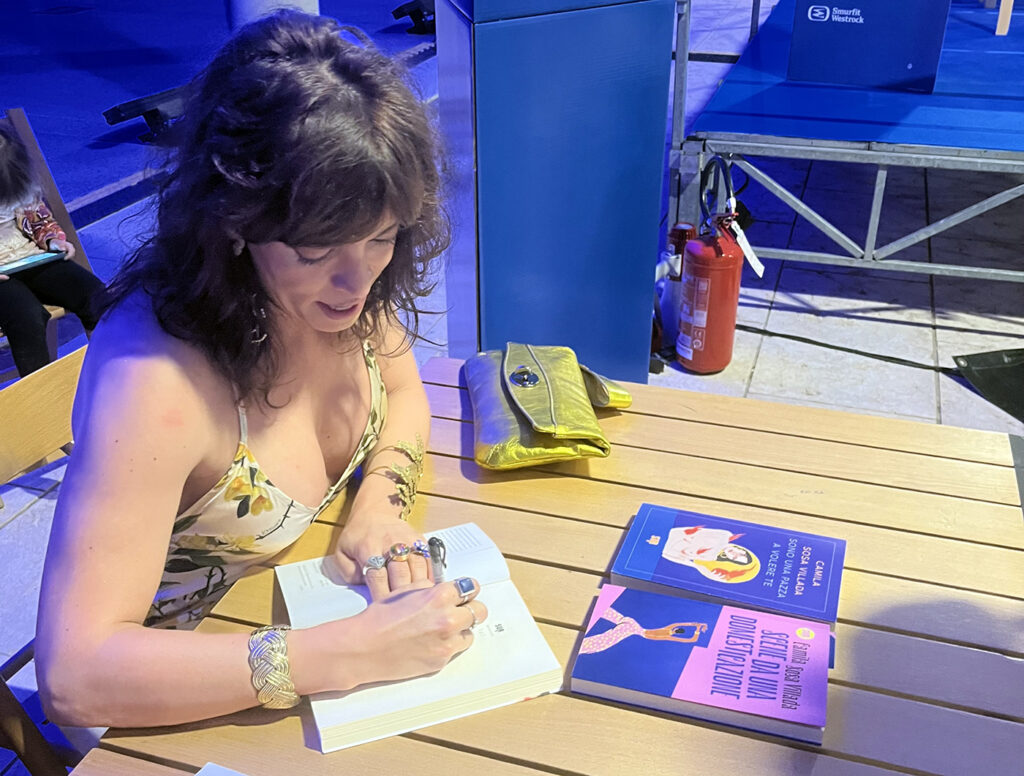 A Mantova, un giorno ideale per i pesci-sbrisolona - Camila Sosa Villada al firmacopie.