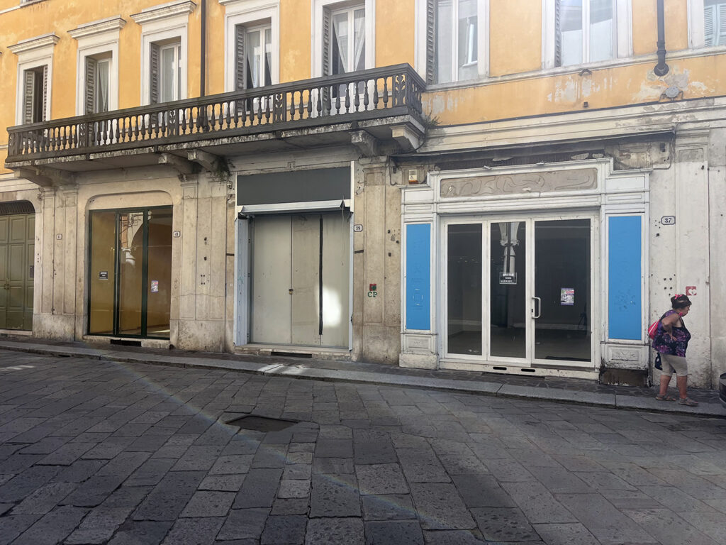 A Mantova, un giorno ideale per i pesci-sbrisolona - Negozi sfitti.