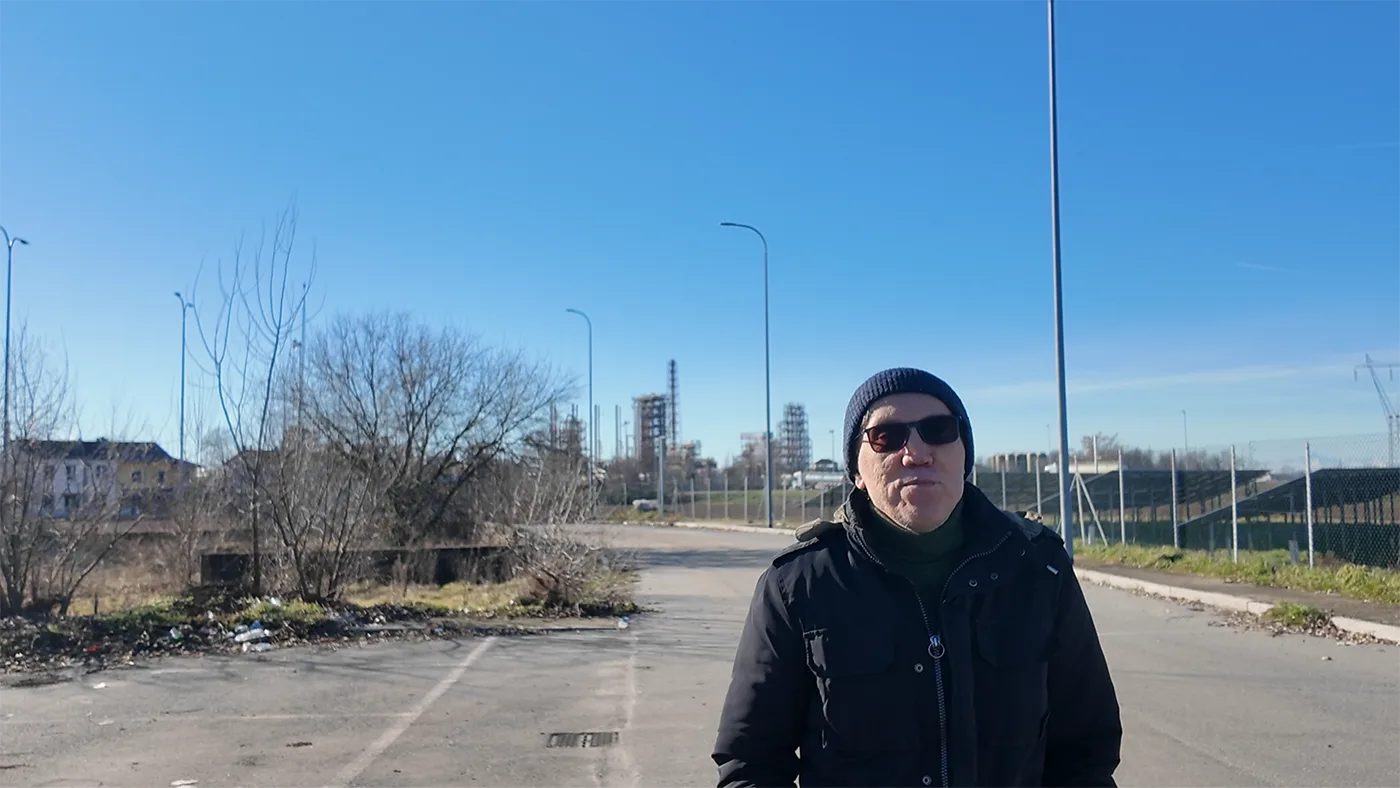 Riccardo Ferri E Alle Spalle Lo Stabilimento Di Spinetta Marengo (foto Di Francesco Tedeschi)