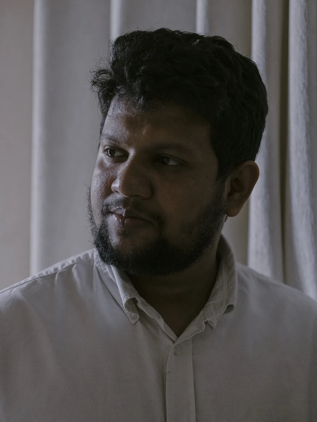 Che ne è stato della rivoluzione della Gen Z in Bangladesh? - Mahfuj Alam, “la mente della rivoluzione”, ritratto nella sua abitazione