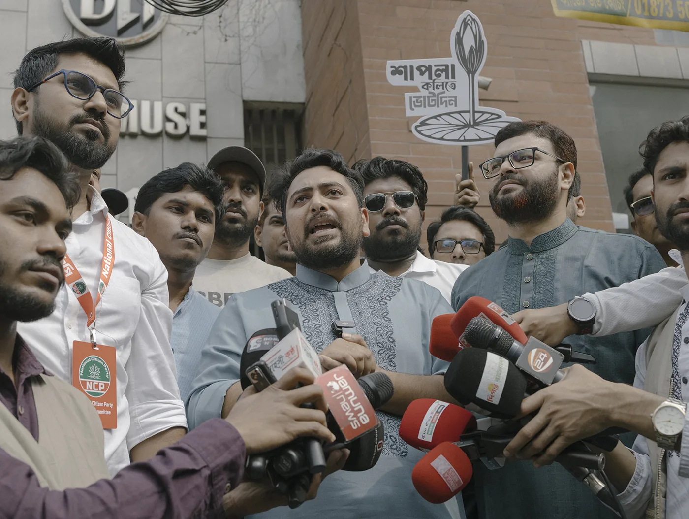 Che ne è stato della rivoluzione della Gen Z in Bangladesh? - Nahid Islam, tra i leader della “rivolta di luglio” e ora a capo del National Citizen Party, tiene una conferenza stampa durante la campagna elettorale.