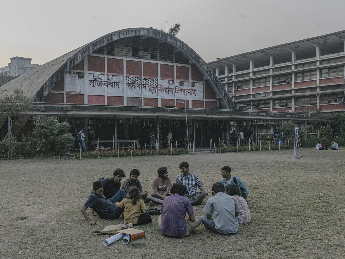 Che ne è stato della rivoluzione della Gen Z in Bangladesh? - Studenti e studentesse all’interno del Teacher-Student Centre, uno dei principali centri di aggregazione della Dhaka University